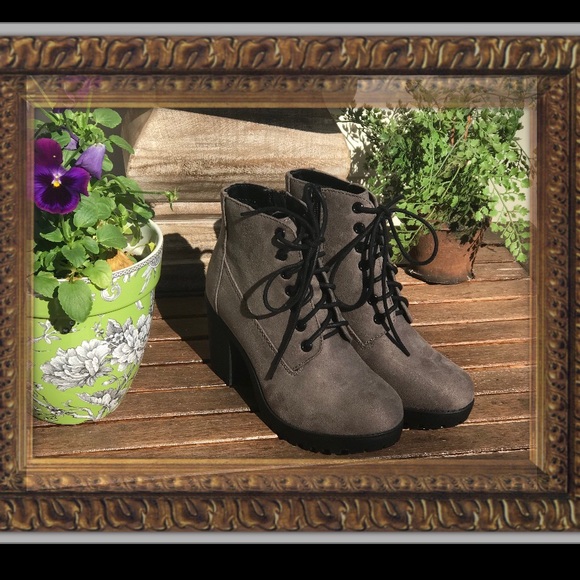 Soda(Nevitt) vegan suede chunky heels ankle boots (NWOT) - Picture 5 of 6